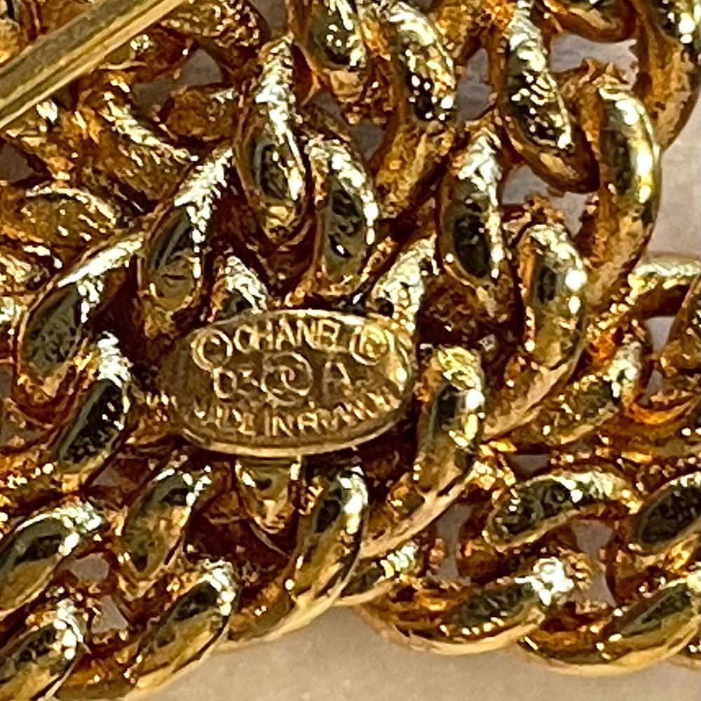 CHANEL chain link and faux pearl brooch, signed, never worn,  box&case, like new - Picture 12 of 14